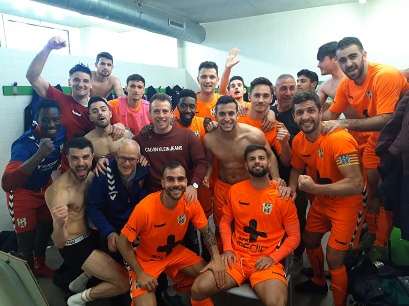 La plantilla del Palamós celebrant al vestidor la victòria d'ahir a Sabadell. (Foto: Palamós CF).