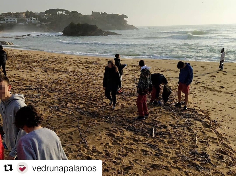 Alumnes de l'escola Vedruna fent plogging per netejar les platges després del temporal Glòria. (Foto: Escola Vedruna Palamós).
