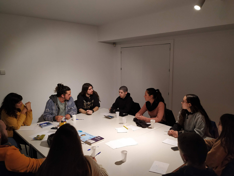 El taller, com el Club Lila, es fa al Punt Jove de les Galeries Carme. (Foto: Punt Jove Palamós).