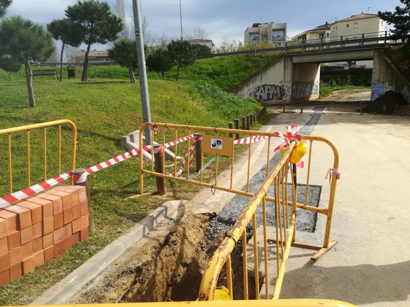 Han obert una rasa per connectar les canonades dels dos carrers. (Foto: Ajuntament de Calonge i Sant Antoni).