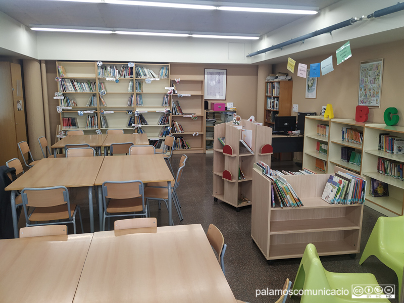 Una aula buida d'una escola de Palamós.