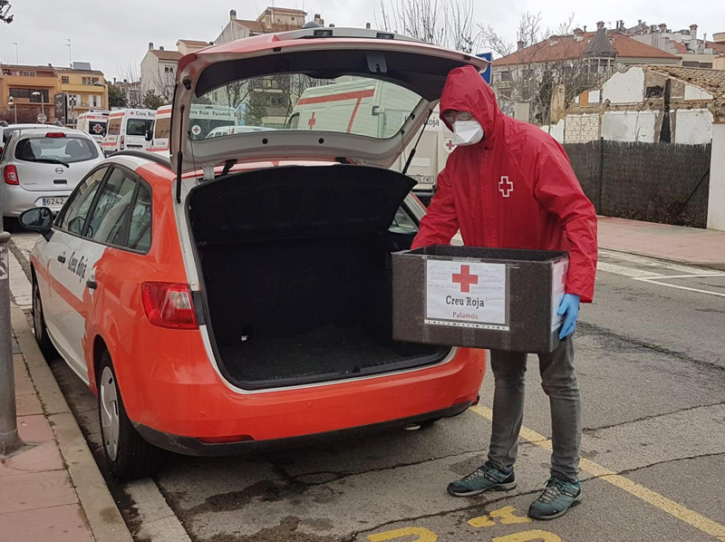 Personal de Creu Roja fent el trasllat del càtering per a persones grans i vulnerables (Foto: Creu Roja Palamós).