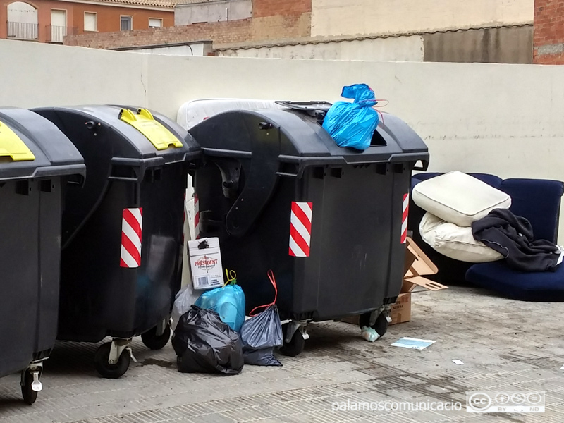 Acumulació de deixalles i trastos al carrer.