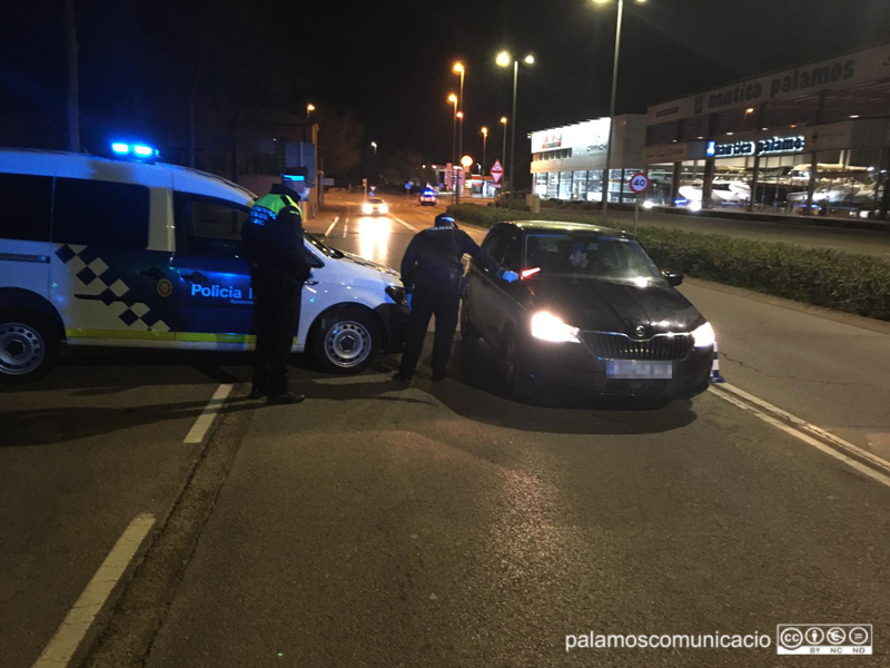 Control policial informatiu a un cotxe, ahir a la nit. (Foto: Ajuntament de Palamós).