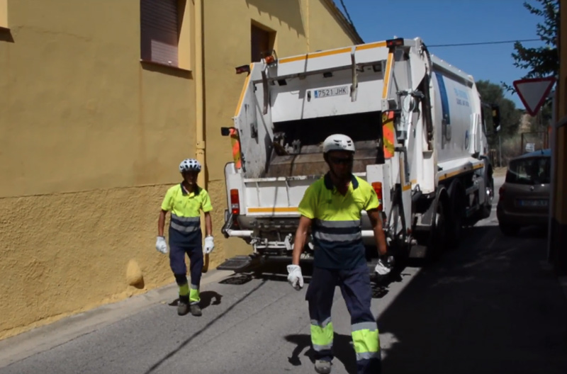 Operaris de l'empresa de neteja fent la tasca de recollida d'escombraries. (Foto: Ajuntament de Calonge i Sant Antoni).