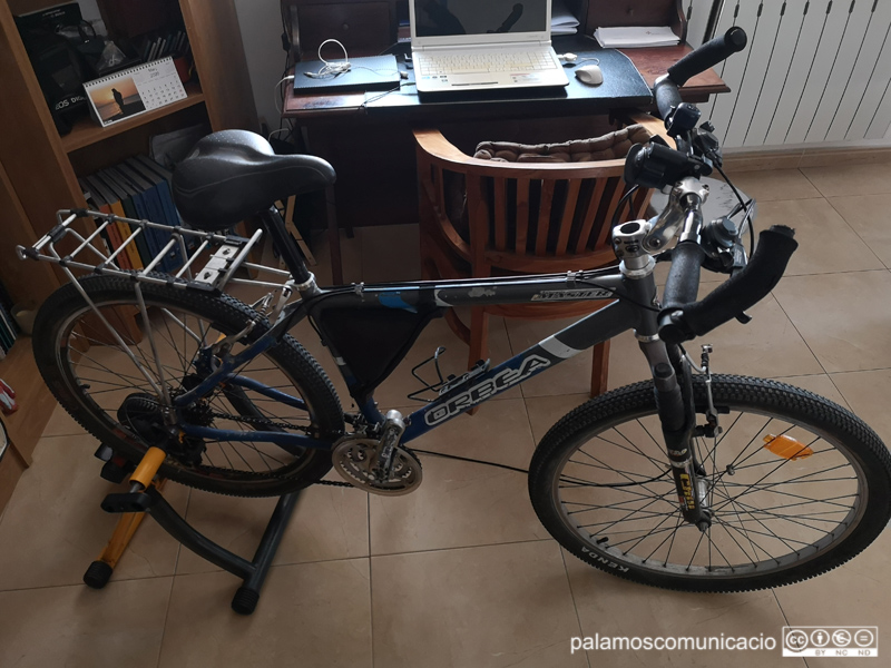 La bicicleta estàtica és una bona pràctica esportiva per fer sense sortir de casa.