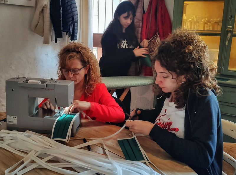 Voluntàries fent mascaretes al taller 'Tu Atrezzo' de Sant Feliu de Guíxols. (Foto: Foto: Conchi Morales).