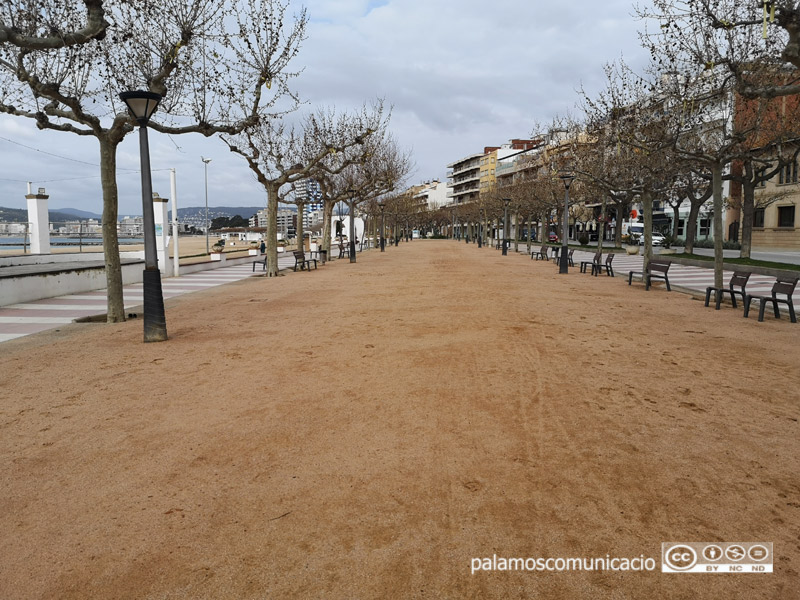 Es tracta de la part central del passeig del Mar de Palamós, entre els carrers de l'Avió i de la Mercè.