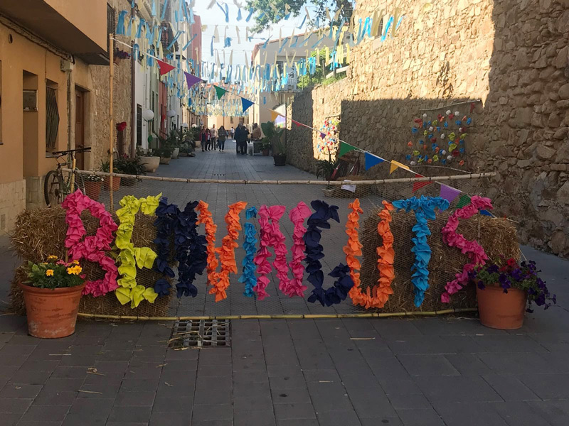 Sant Joan Florit engalana els carrers amb plantes i flors.