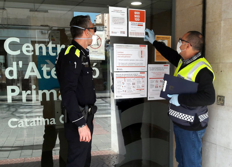 La Policia Local de Palamós ha distribuït els cartells a tots els comerços implicats. (Foto: Ajuntament de Palamós).