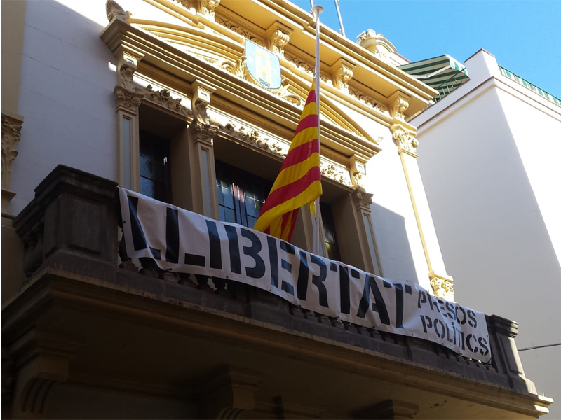 La bandera de l'Ajuntament a mitja asta en homenatge a les víctimes del coronavirus. (Foto: Ajuntament de Palamós).