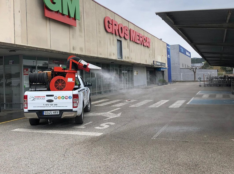 Es desinfecten espais amb una afluència important de gent, com els principals espais comercials de venda d'aliments. (Foto: Ajuntament de Palamós)