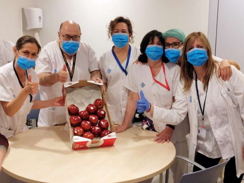 Reparteixen pomes entre els professionals sanitaris de la demarcació.  (Pomes Girona).