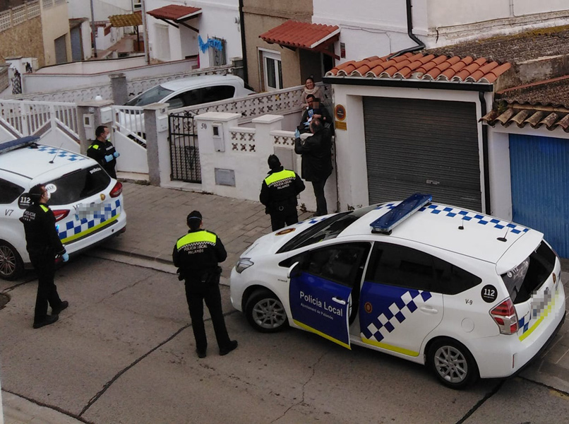 La Policia Local s'adreça al domicili de l'infant homenatjat. (Foto: B. Duran).