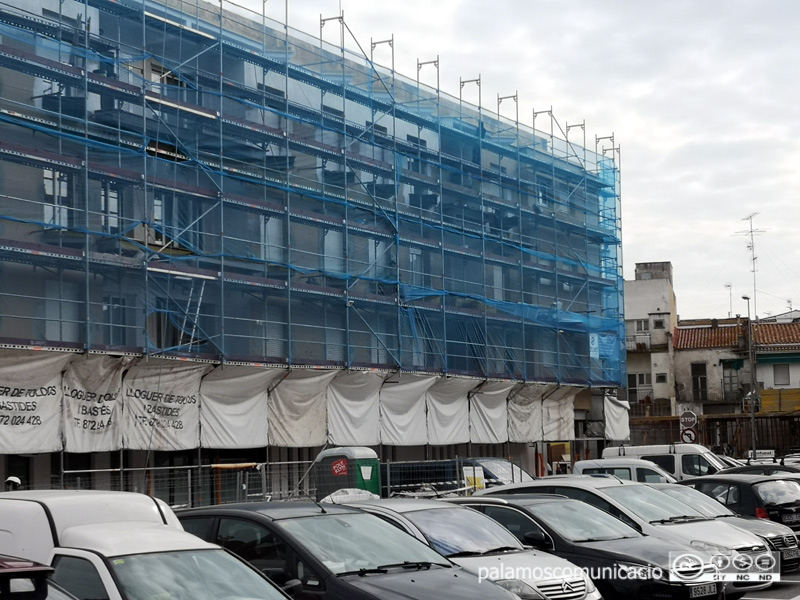 Una bastida d'obres en un edifici de Palamós.