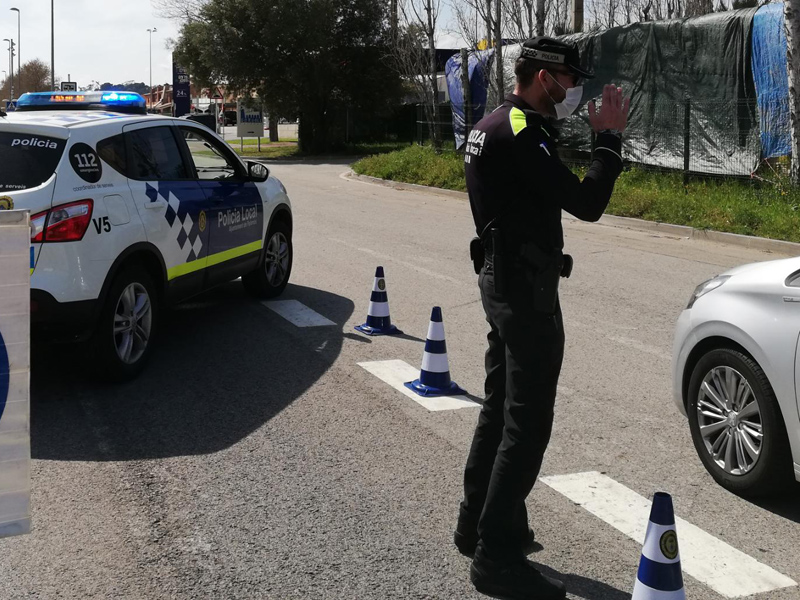 Control de la Policia Local en un dels accessos al municipi. (Foto: Ajuntament de Palamós).