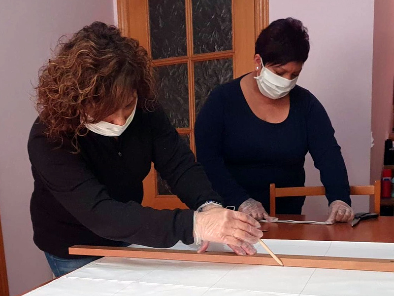 Voluntàries fent mascaretes. (Foto: Ajuntament de Calonge i Sant Antoni).