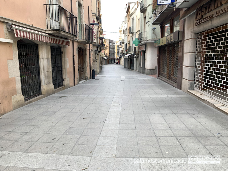 El carrer Major buit, amb els comerços tancats.