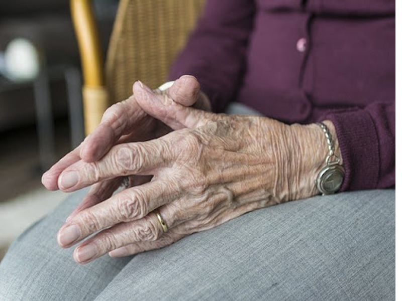 La gent gran és un col·lectiu especialment vulnerable davant la pandèmia del coronavirus. (Foto: santadria.net).