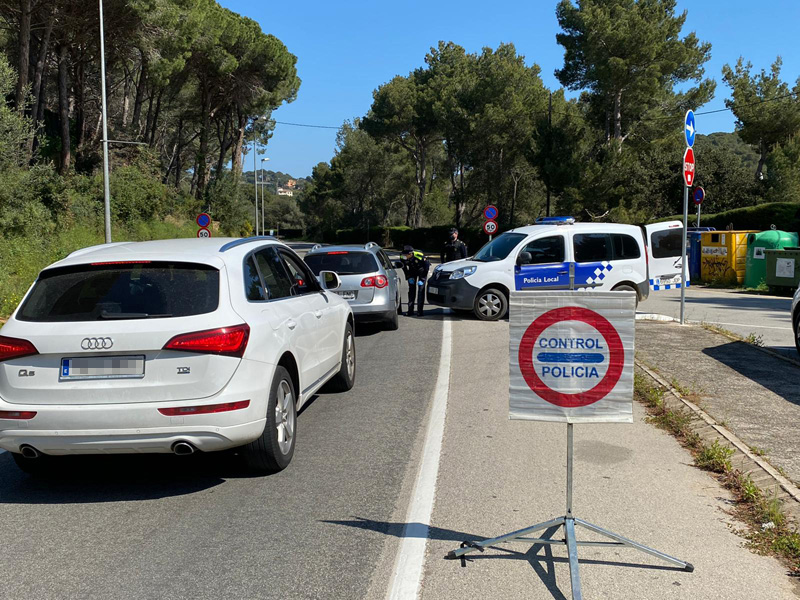 Agents del cos han intensificat els controls de carretera per detectar l'accés de propietaris de segones residències. (Foto: Ajuntament de Calonge i S