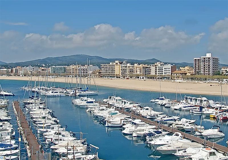 Imatge de la Platja Gran de Palamós, en una imatge d'aquest matí de la webcam instal·lada sobre el Museu de la Pesca de Palamós.