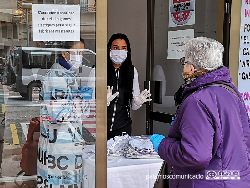 Un dels punts de distribució de mascaretes és un espai del Mercat Municipal cedit per l'Ajuntament.