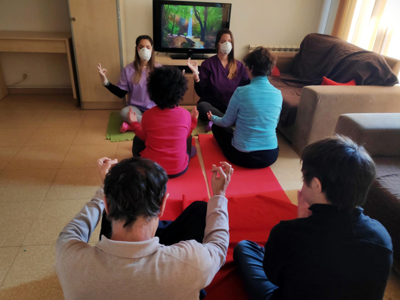 Sessió de ioga, amb mascaretes, en un dels espais residencials de Vimar. (Foto: Fundació Vimar).