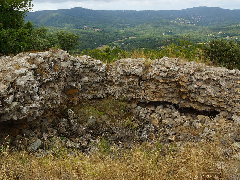 Imatge de les restes de la torre de guaita medieval de Castellbarri. (Foto: Ajuntament de Calonge i Sant Antoni).