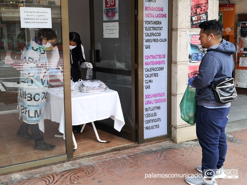 Punt de distribució de mascaretes al mercat de Palamós.