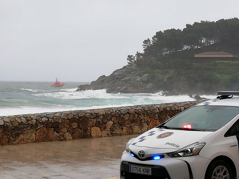 La Policia Local ha identificat i denunciat avui dos homes que aquest matí estaven fent surf a la platja de la Fosca. (Foto: Ajuntament de Palamós).