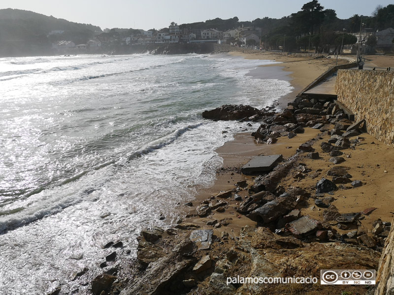 La platja de La Fosca va perdre sorra arran del temporal.