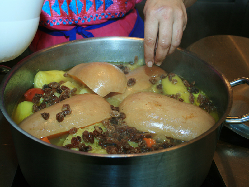 Amb l’arribada de la nit es trenca el dejuni i la gent es reuneix per fer àpats conjunts. (Foto: Ajuntament de Palamós).