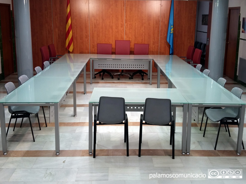 Sala de Plens de l'Ajuntament buïda.