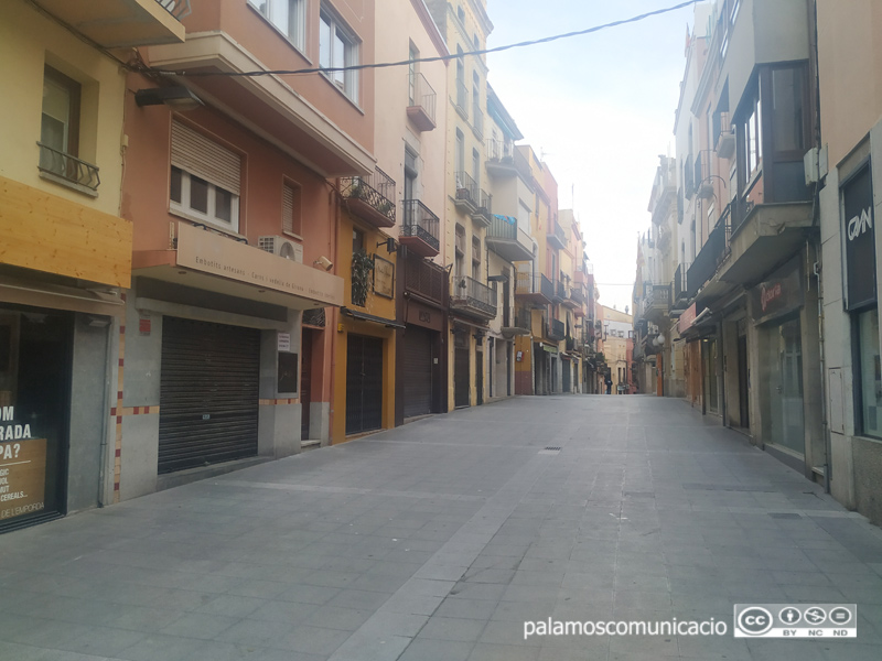 El carrer Major buit, amb els comerços tancats.