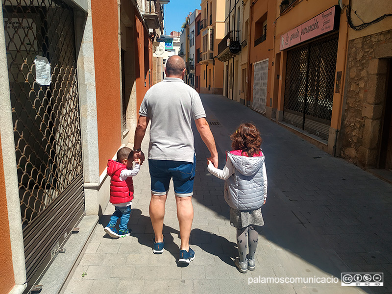 Els infants poden anar acompanyats amb un sol progenitor.