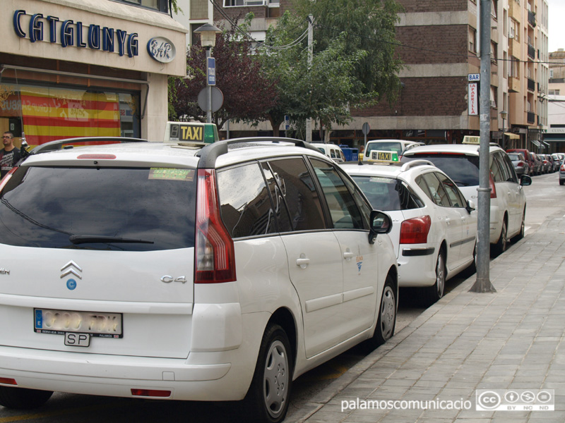 Parada de taxis al carrer de López Puigcerver, a Palamós.