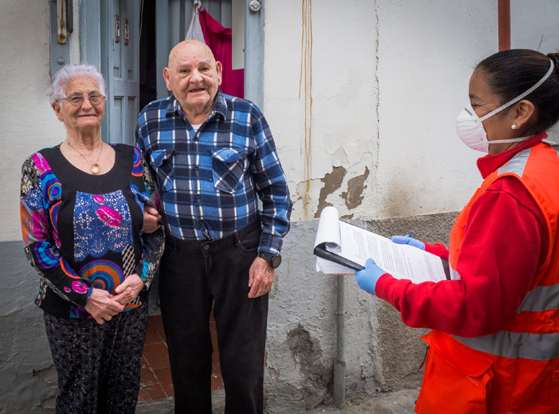 Voluntària de Creu Roja fent atenció personalitzada a gent gran. (Foto: Montserrat G. Lera).