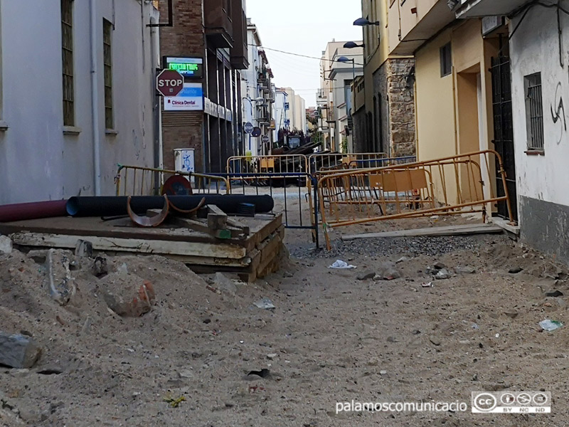 Obres al carrer de la Mercè, on també s'ha fet la instal·lació d'un nou col·lector d'aigües plujanes.