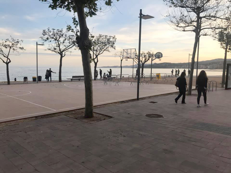 Gent caminant i fent esport al passeig del Mar, aquest cap de setmana. (Foto: J. Lamuà).