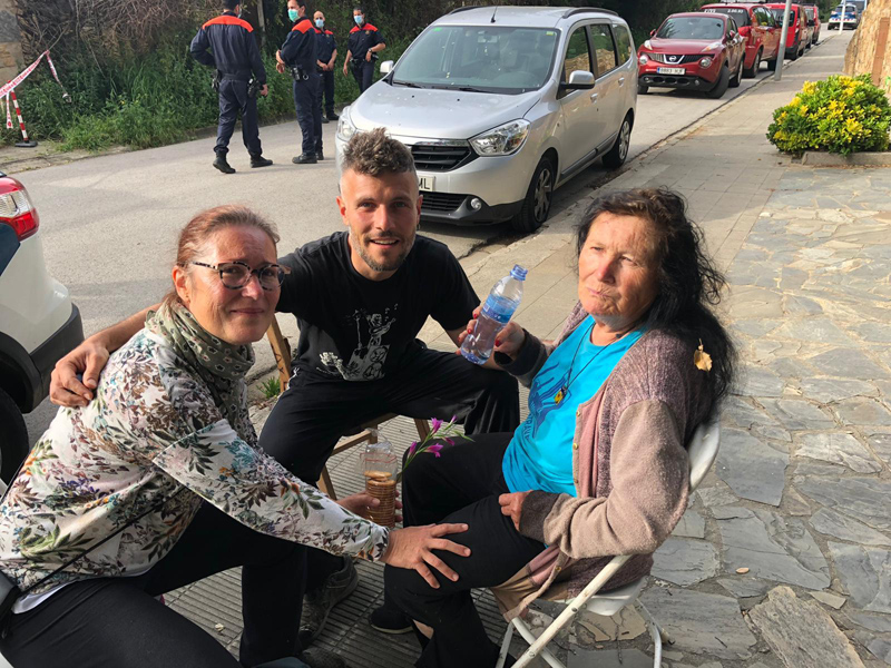 Maria Carme Ametller, amb familiars, recuperant-se després de ser localitzada a la zona del Molí Cremat. (Foto: Ajuntament de Calonge i Sant Antoni).