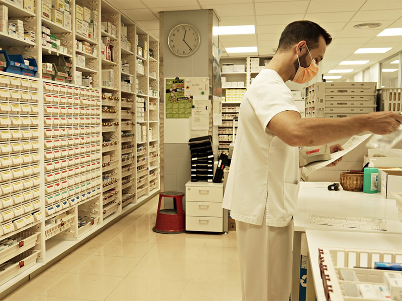 El servei de farmàcia de l'hospital de Palamós s'ha reorganitzat amb la crisi del coronavirus. (Foto: SSIBE).