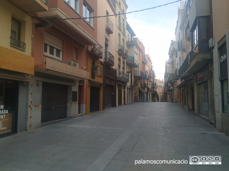 Establiments tancats en un Carrer Major buït, durant l'estat d'alarma pel coronavirus.