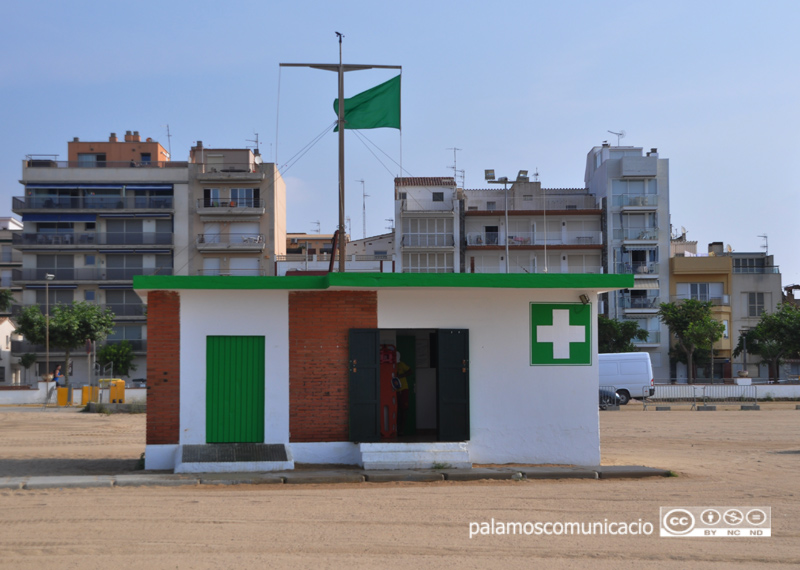 Caseta de socors a la platja Gran de Palamós.