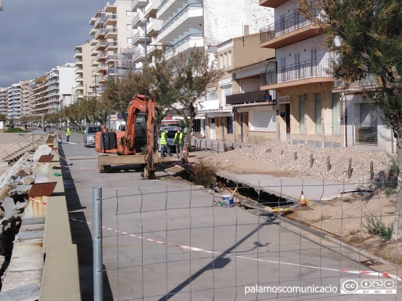 Obres per tapar l'esvoranc al passeig de Josep Mundet, aquest matí.