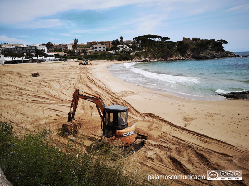 L'actuació ha prioritzat la platja de la Fosca, una de les més afectades.