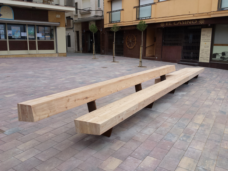 La plaça Murada té un gran banc de fusta de 9 metres de llargada. (Foto: Ajuntament de Palamós).