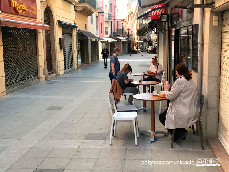 Primers clients en una terrassa del carrer Major, ahir al matí