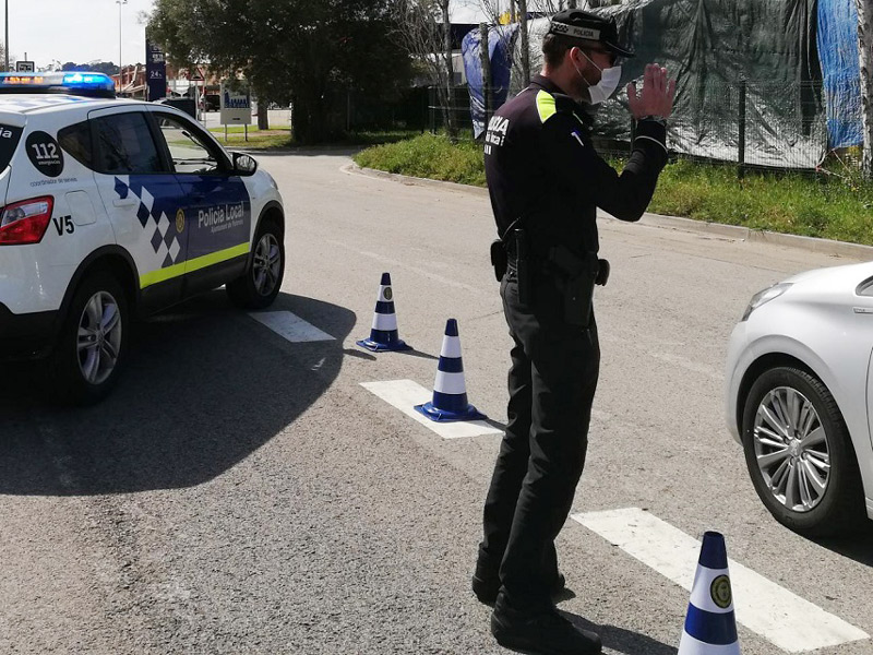 Control de la Policia Local en un dels accessos al municipi. (Foto: Ajuntament de Palamós).