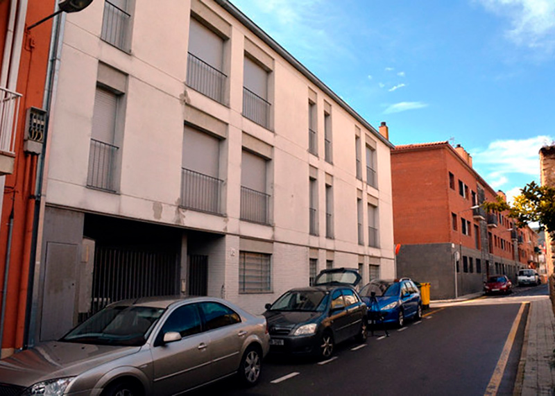 El bloc de 14 pisos esà situat a la cantonada dels carrers Camp d'en Coll i de la Sala de Calonge.