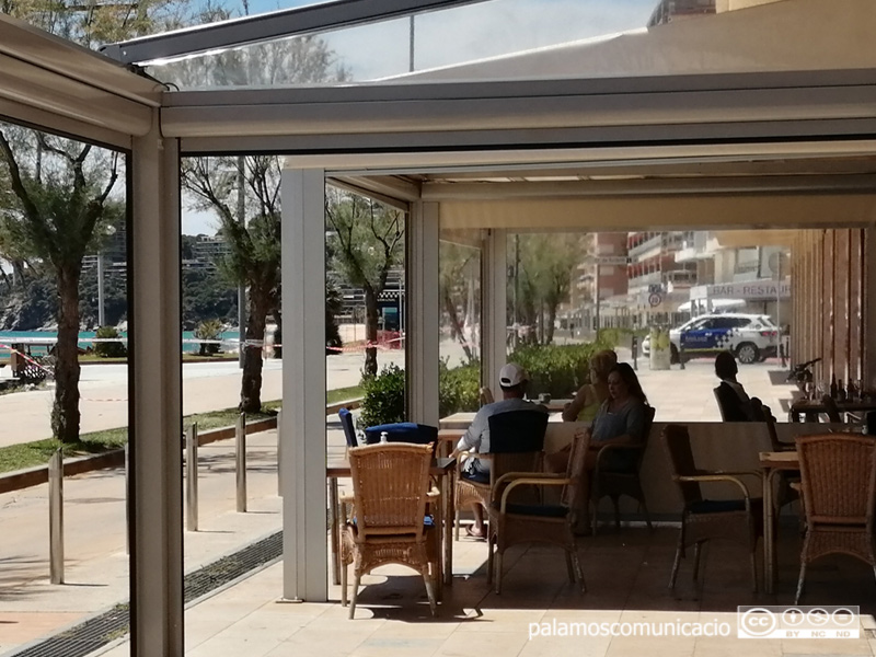 Terrassa d'un establiment al passeig Mundet de Sant Antoni. 